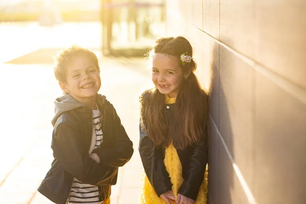 Garçon et fille sur une promenade — Photo