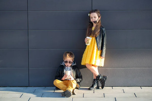 Menino e menina em uma caminhada — Fotografia de Stock