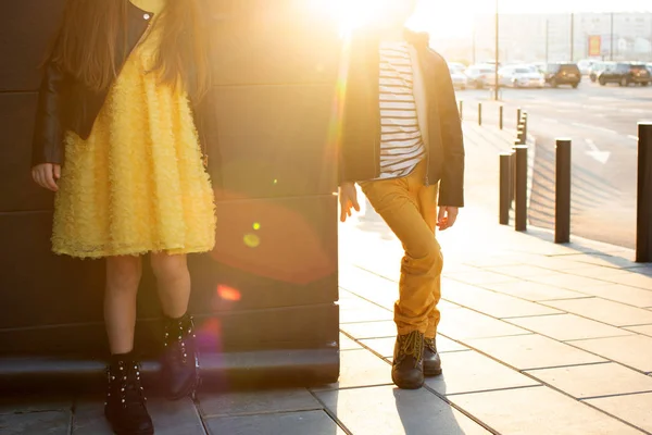 Pojke och flicka på en promenad — Stockfoto