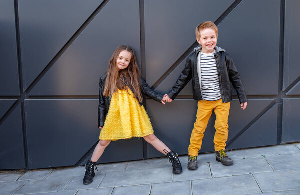 мальчик и девочка на прогулке
