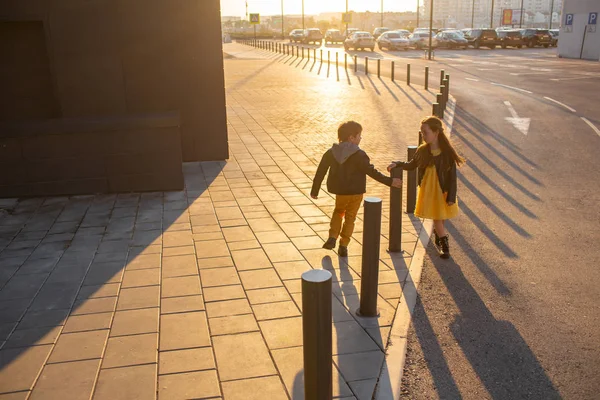 Pojke och flicka på en promenad — Stockfoto