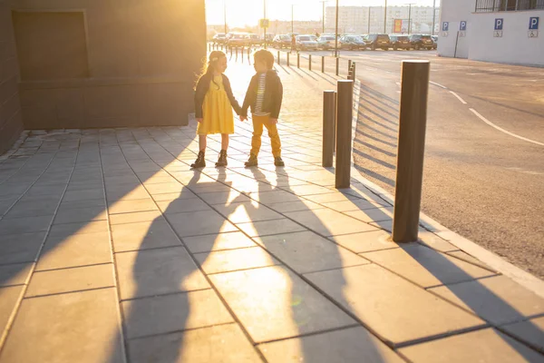 Garçon et fille sur une promenade — Photo