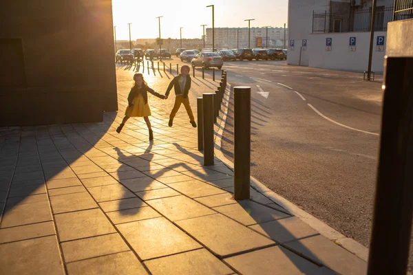 Ragazzo e ragazza su una passeggiata — Foto Stock