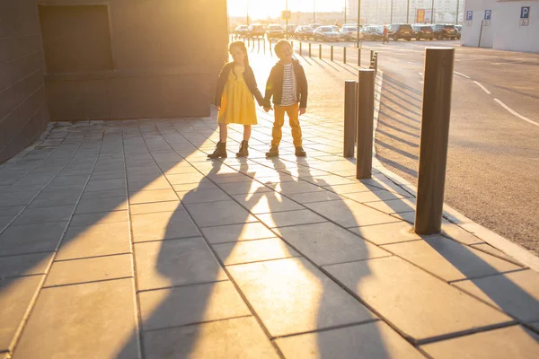 Junge und Mädchen auf einem Spaziergang — Stockfoto