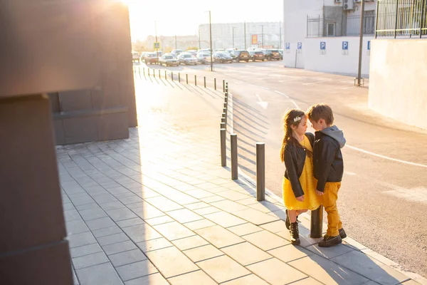 Ragazzo e ragazza su una passeggiata — Foto Stock