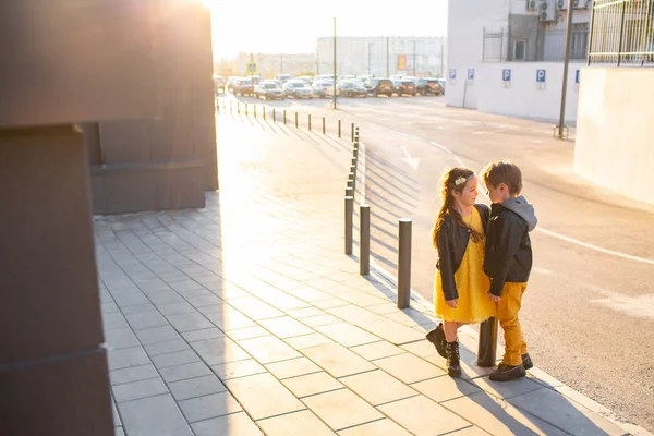 Chlapec a dívka na procházce — Stock fotografie