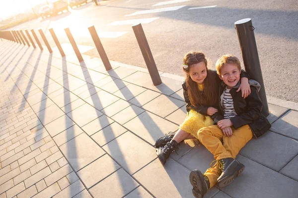 Boy and girl on a walk — Stock Photo, Image