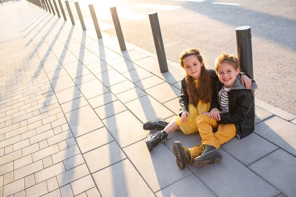 Jongen en meisje op een wandeling — Stockfoto