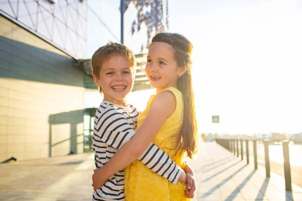 Junge und Mädchen auf einem Spaziergang — Stockfoto