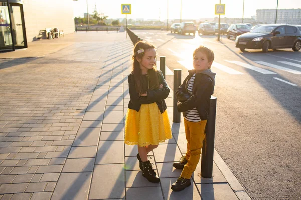 소년과 소녀 산책 — 스톡 사진