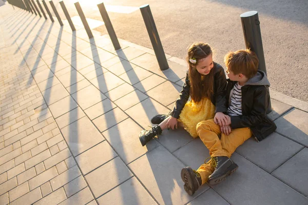 Ragazzo e ragazza su una passeggiata — Foto Stock