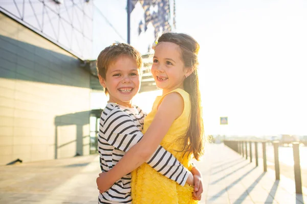 Ragazzo e ragazza su una passeggiata — Foto Stock