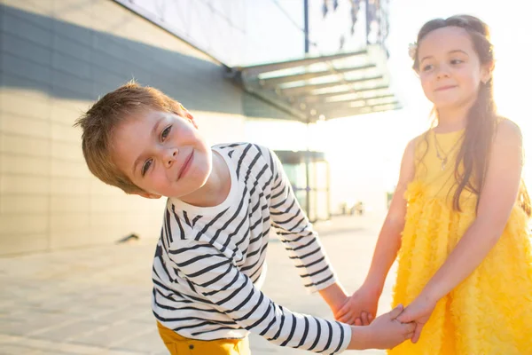 Garçon et fille sur une promenade — Photo