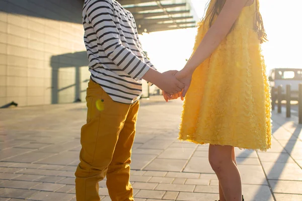 Pojke och flicka på en promenad — Stockfoto