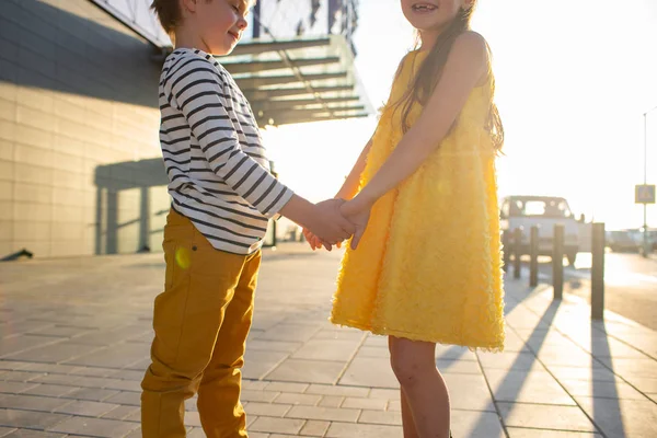 Junge und Mädchen auf einem Spaziergang — Stockfoto