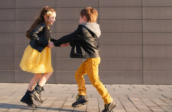 Menino e menina em uma caminhada — Fotografia de Stock
