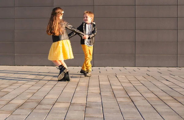 Ragazzo e ragazza su una passeggiata — Foto Stock