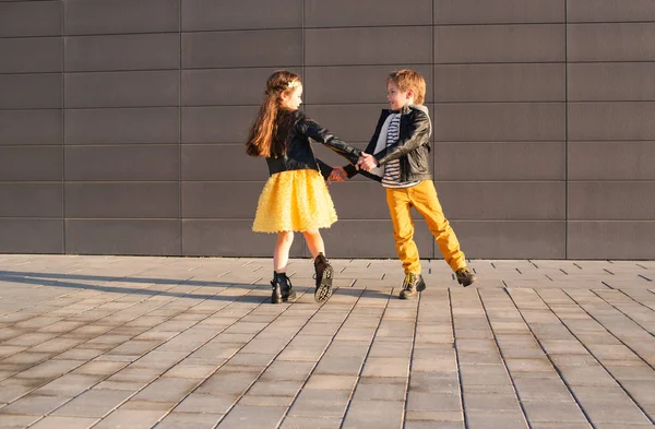 Ragazzo e ragazza su una passeggiata — Foto Stock