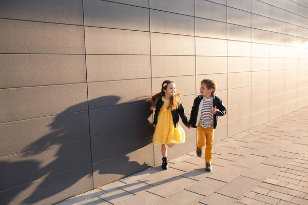Хлопчик і дівчинка на прогулянці — стокове фото