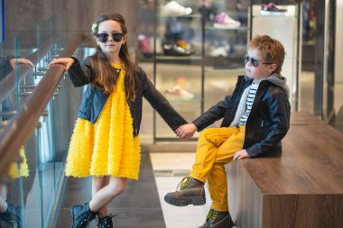Alışveriş merkezindeki moda çocukları.