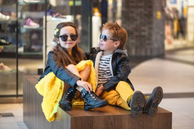 Alışveriş merkezindeki moda çocukları.