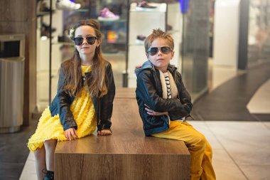 Alışveriş merkezindeki moda çocukları.