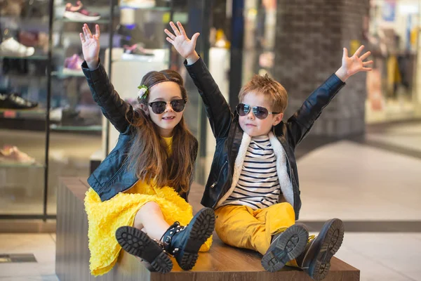 Crianças da moda no shopping — Fotografia de Stock
