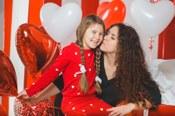 Mãe e filha com balões vermelhos e brancos — Fotografia de Stock