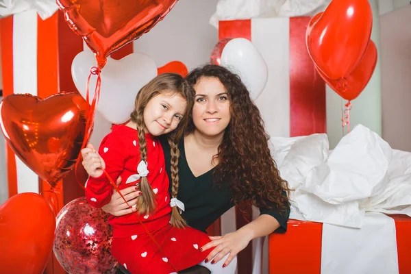 妈妈和女儿拿着红白气球 — 图库照片