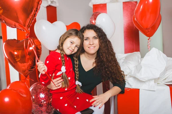 Mom and daughter with red and white balloons — 스톡 사진