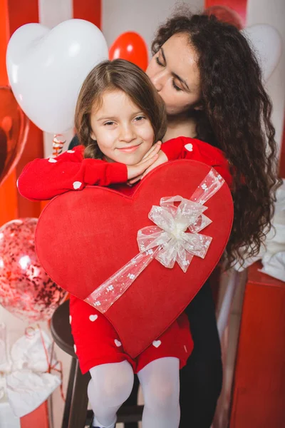 Mãe e filha com balões vermelhos e brancos — Fotografia de Stock