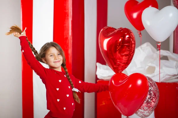 Menina em um vestido vermelho — Fotografia de Stock