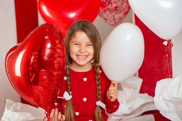 Menina em um vestido vermelho — Fotografia de Stock