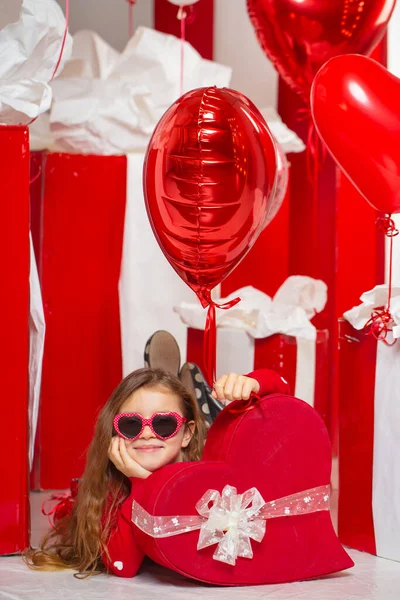 Chica en un vestido rojo — Foto de Stock