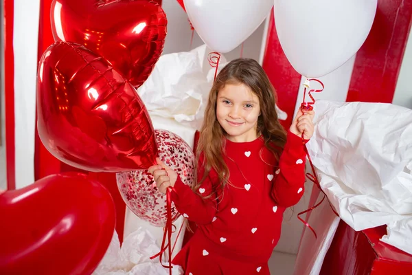 Menina em um vestido vermelho — Fotografia de Stock