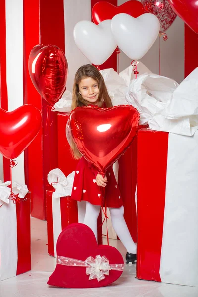 Menina em um vestido vermelho — Fotografia de Stock