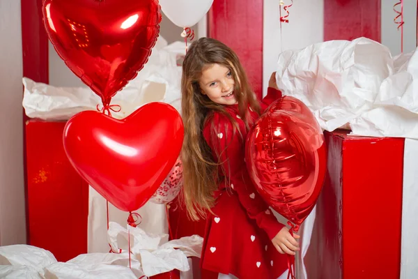 Menina em um vestido vermelho — Fotografia de Stock