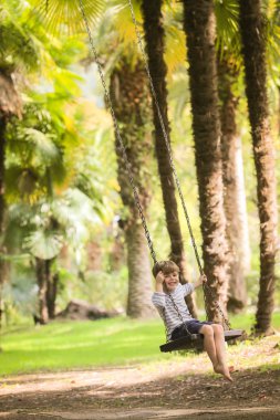 Salıncaktaki genç çocuk