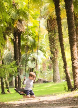 Salıncaktaki genç çocuk