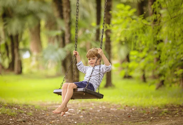 Giovanissima ragazzo su swing — Foto Stock