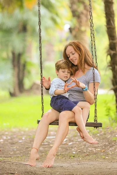 Familie im Regenwald — Stockfoto