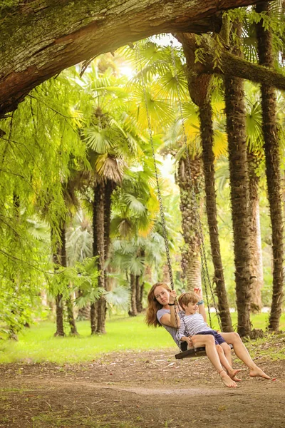 Familie in het regenwoud — Stockfoto