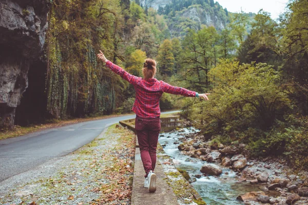 Dağ nehrinin yanında genç bir gezgin — Stok fotoğraf