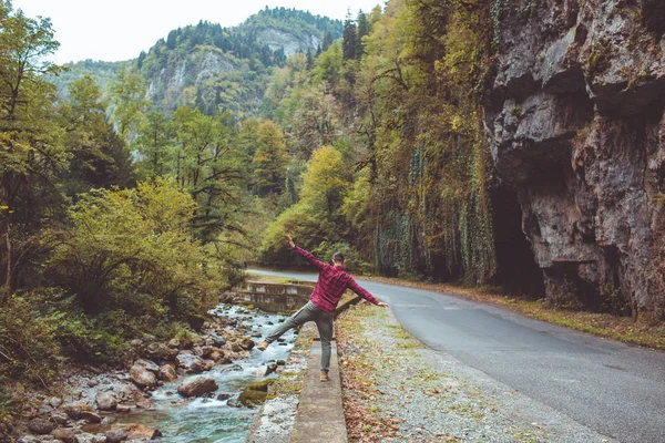 Jeune voyageur près de la rivière de montagne — Photo