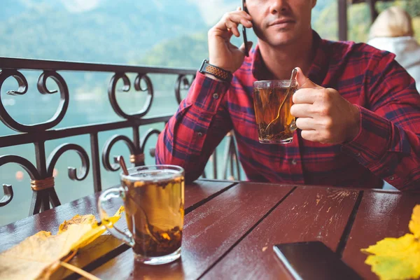 Uomo con tazza di tisana — Foto Stock