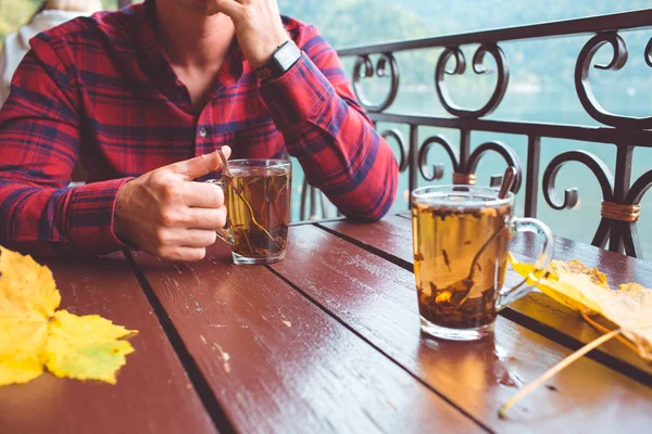 Uomo con tazza di tisana — Foto Stock