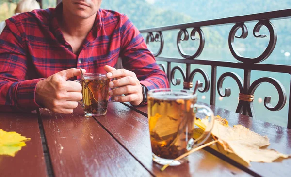 Homem com xícara de chá de ervas — Fotografia de Stock