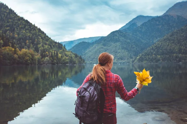 Rothaarige Frau spaziert am See entlang — Stockfoto