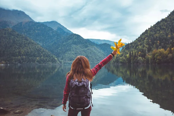 Mulher ruiva caminhar junto ao lago — Fotografia de Stock