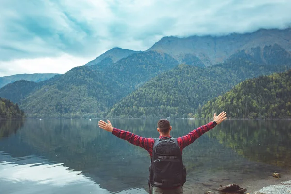 Homem caminhar junto ao lago — Fotografia de Stock